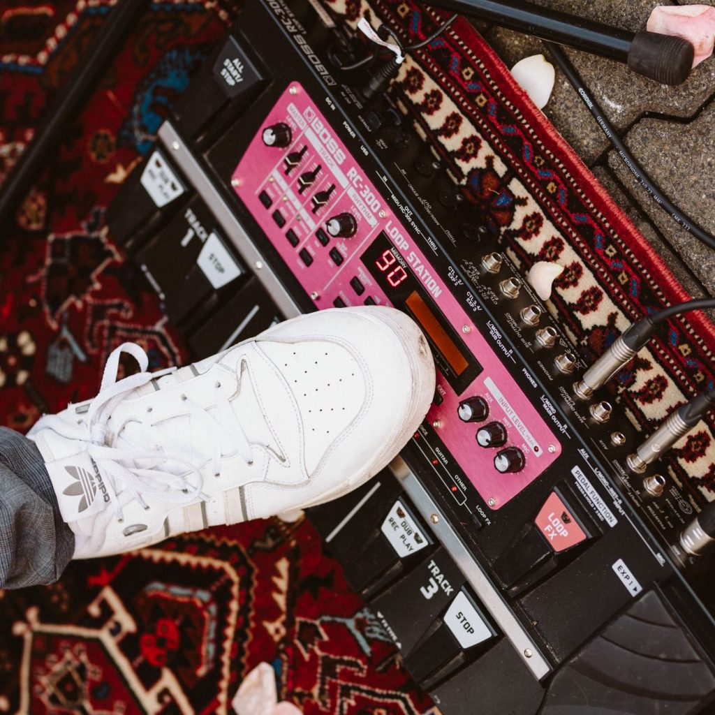 Livemusiker Elias Tebroke bedient seine Loop Station.