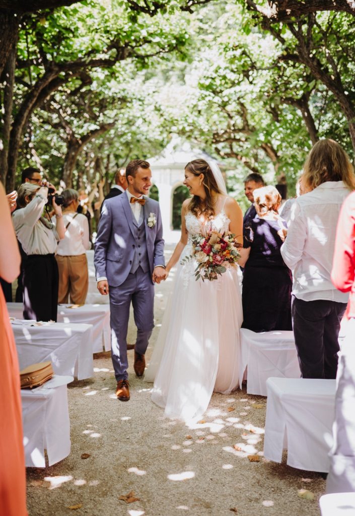 Glückliches Brautpaar beim Auszug nach der freien Trauung