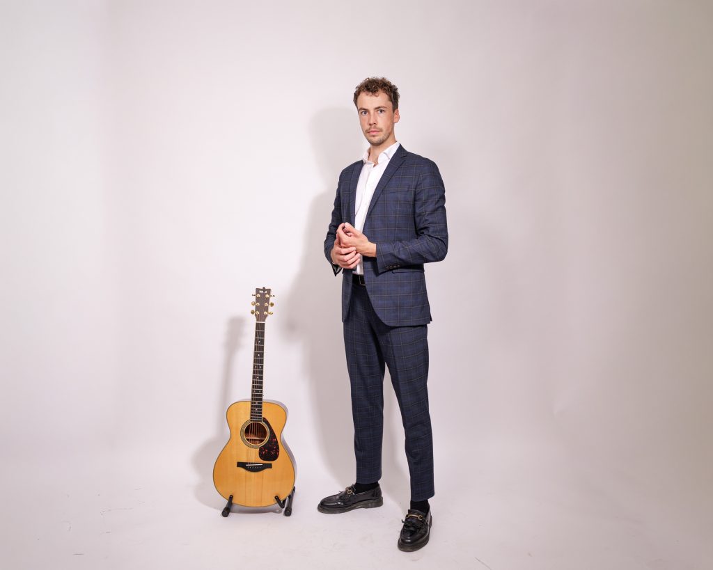 Elias Tebroke – Sänger, Gitarrist und Pianist für Firmenevents im Fotostudio