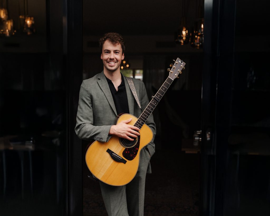 Elias Tebroke – Livemusiker mit Gitarre für Hochzeiten und Events NRW