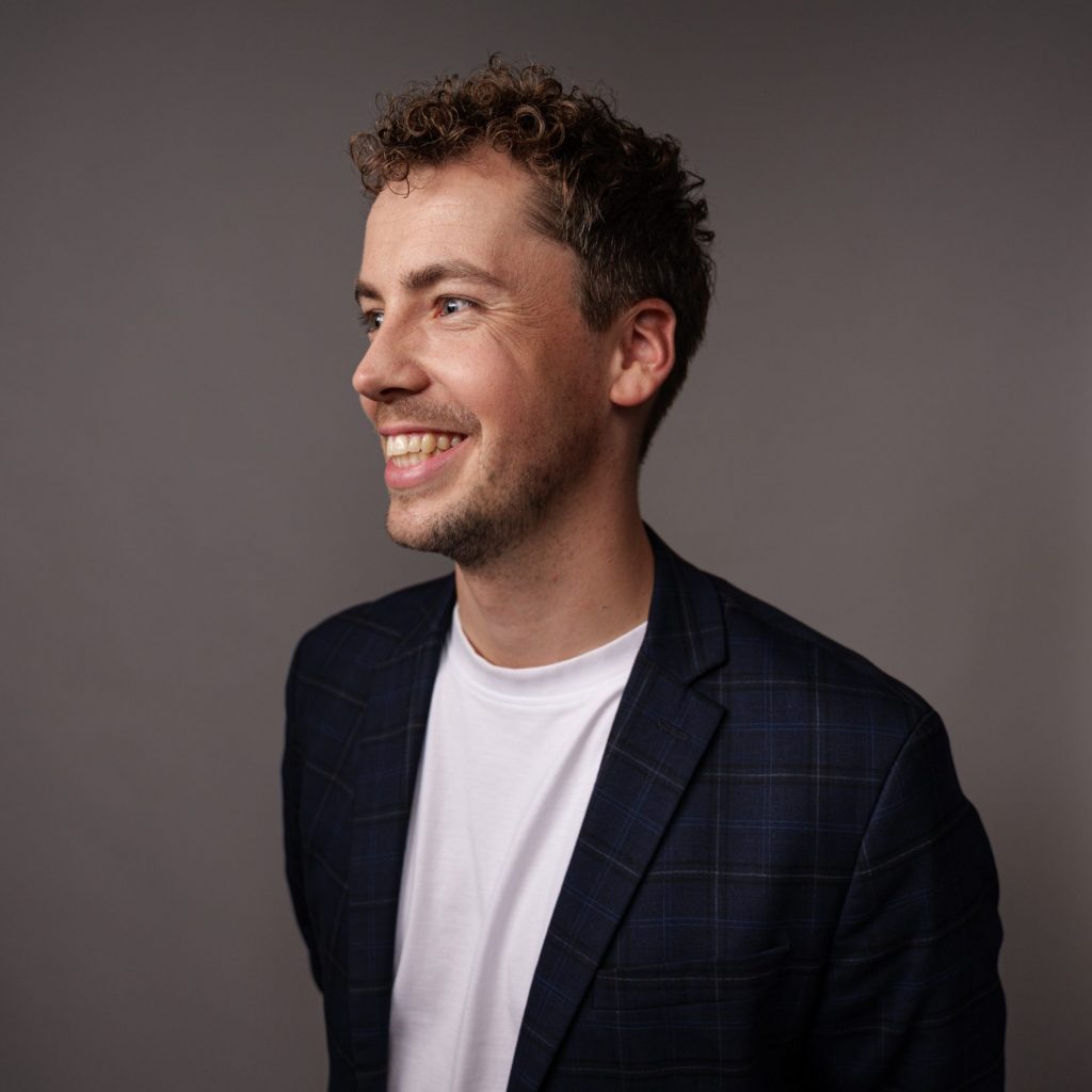 Elias Tebroke lächelt sympatisch.