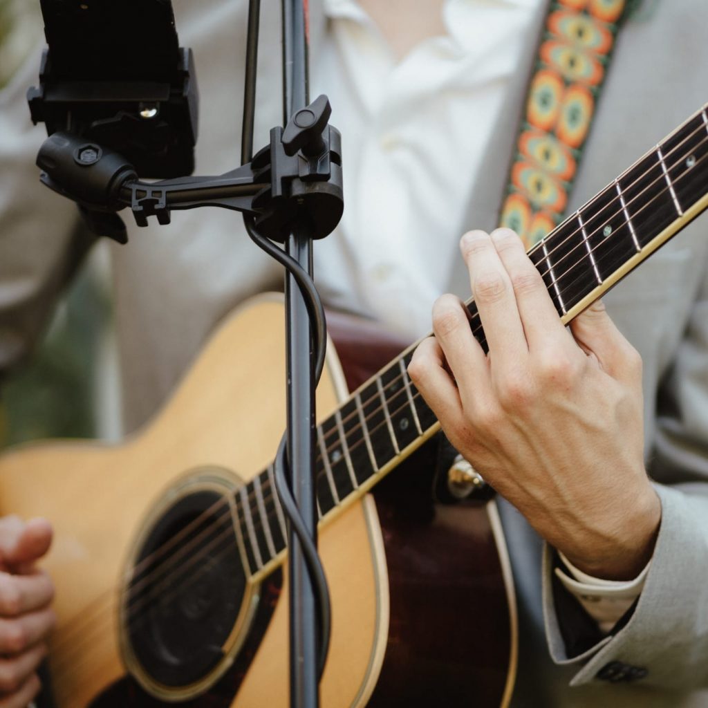 Hochzeitsmusiker Elias Tebroke spielt Gitarre