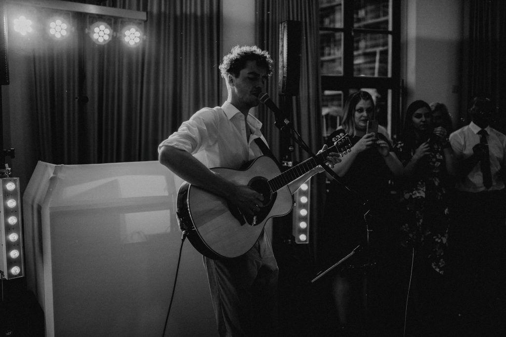 Hochzeitsmusiker Elias Tebroke eröffnet den Dancefloor mit seiner Livemusik.