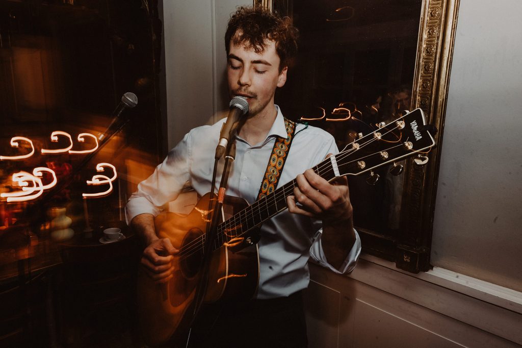 Livemusik von Gitarrist und Sänger Elias Tebroke