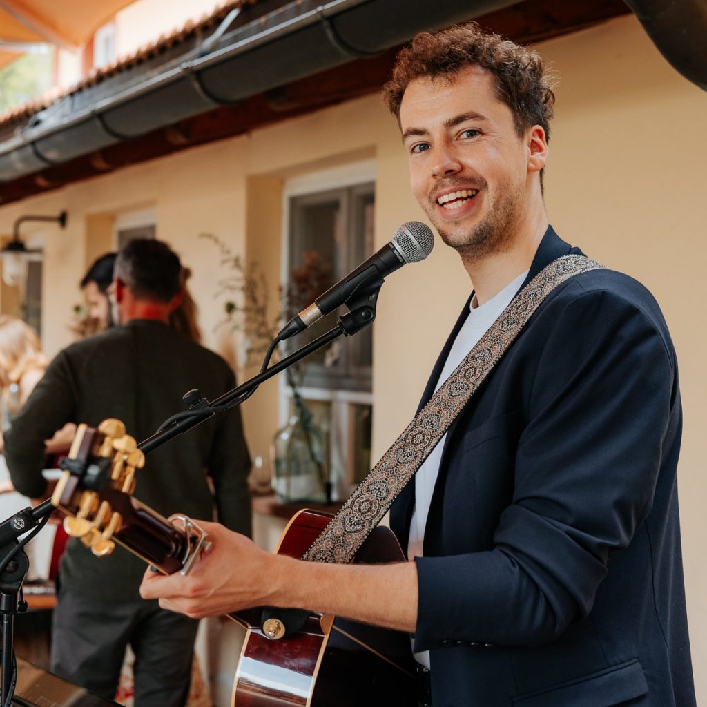Hochzeitssänger Elias Tebroke spielt Gitarre