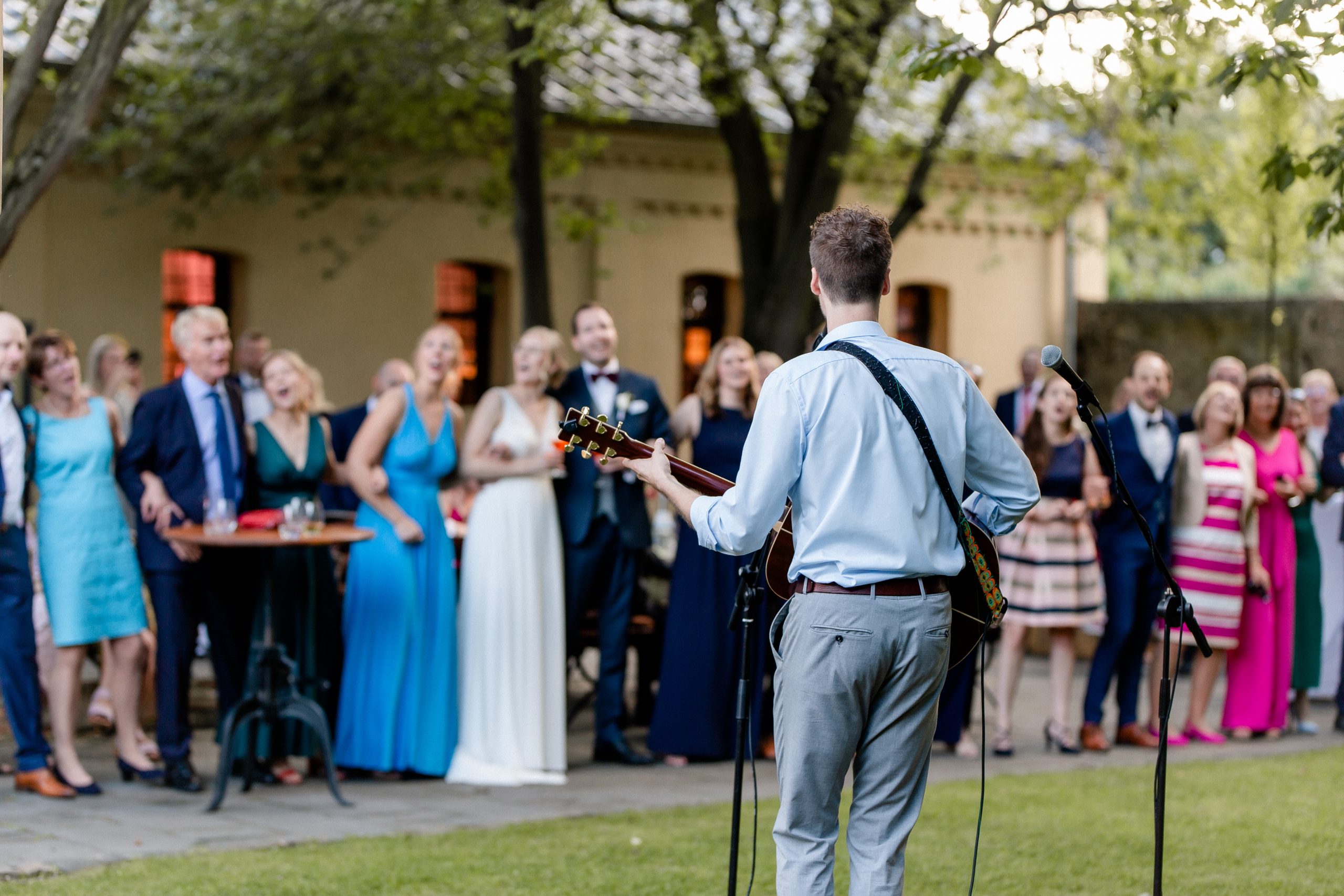 Gemeinsames Singen mit Hochzeitssänger und Gitarrist Elias Tebroke