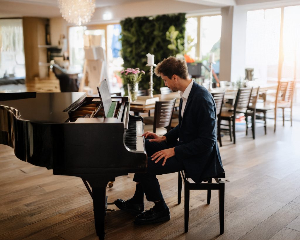 Hochzeitssänger NRW Elias Tebroke mit Klavier