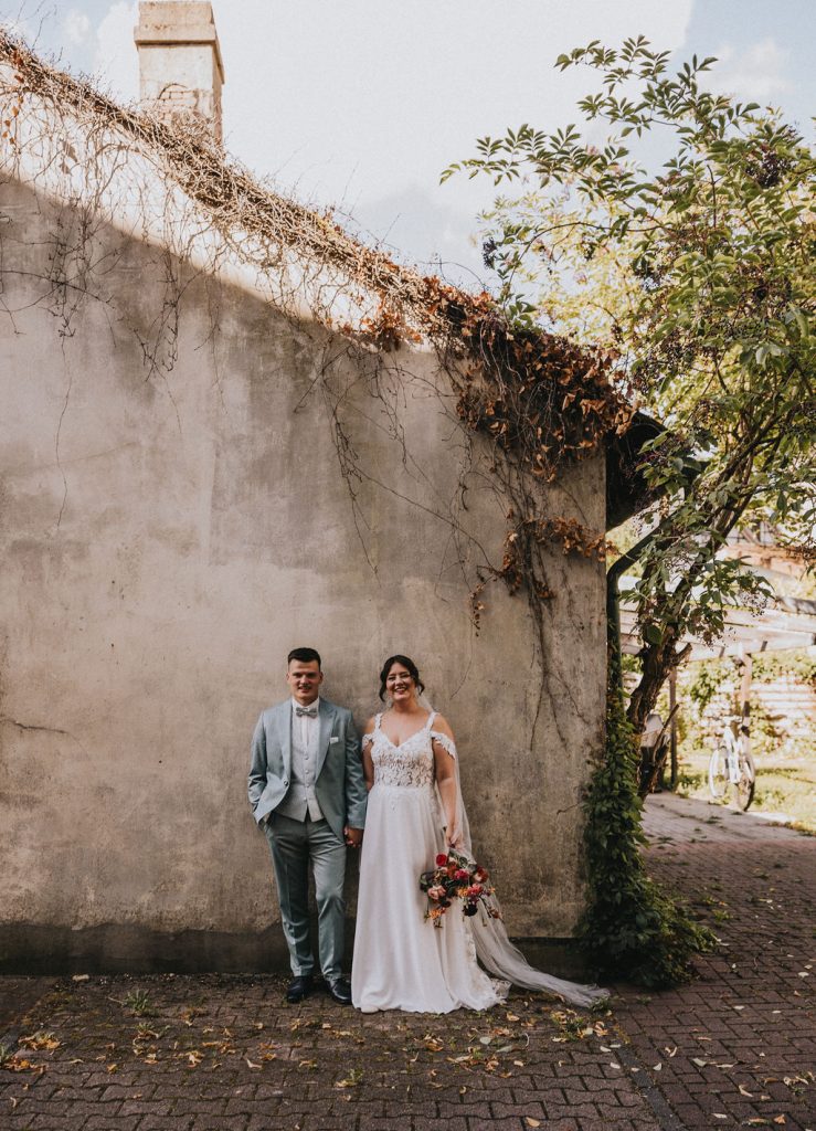 Glückliches Brautpaar posiert allein im Grünen bei einer Gartenhochzeit in Gelsenkirchen, musikalisch begleitet vom Hochzeitssänger Elias Tebroke aus NRW.