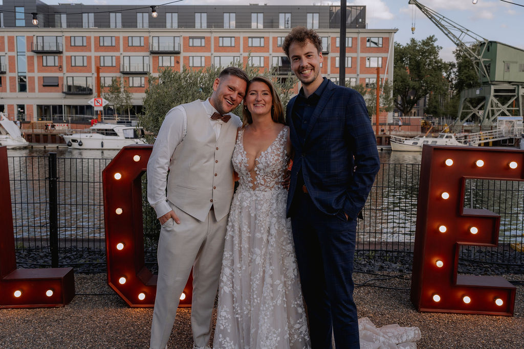 Emotionale Hochzeitsbegleitung: Hochzeitssänger Köln mit Akustikgitarre im Gespräch mit einem Brautpaar nach der Trauung.