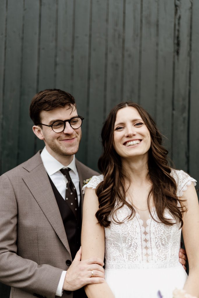 Glückliches Brautpaar lächelt nach der Trauung mit musikalischer Begleitung durch einen Hochzeitssänger in NRW.