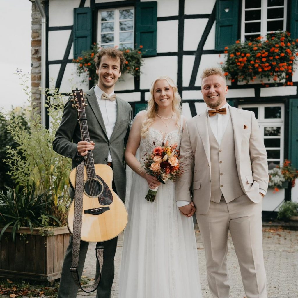 Hochzeitssänger Elias Tebroke mit glücklichem Ehepaar