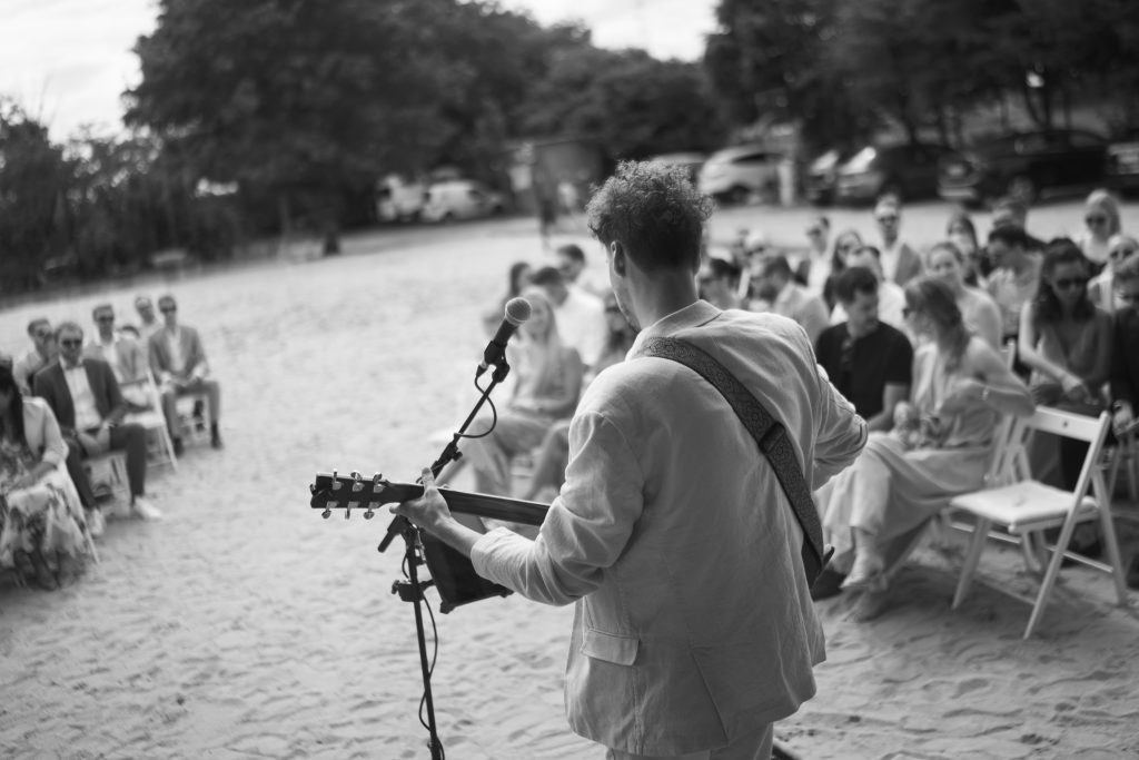 Livemusiker mit Gitarre für freie Trauung in Köln, Düsseldorf & NRW