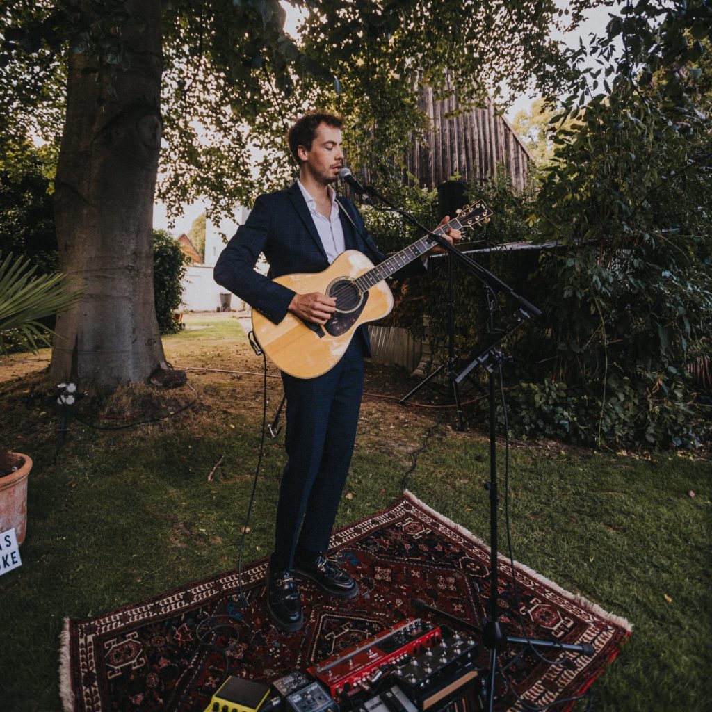 Livemusiker Elias Tebroke spielt auf einer Gartenhochzeit.