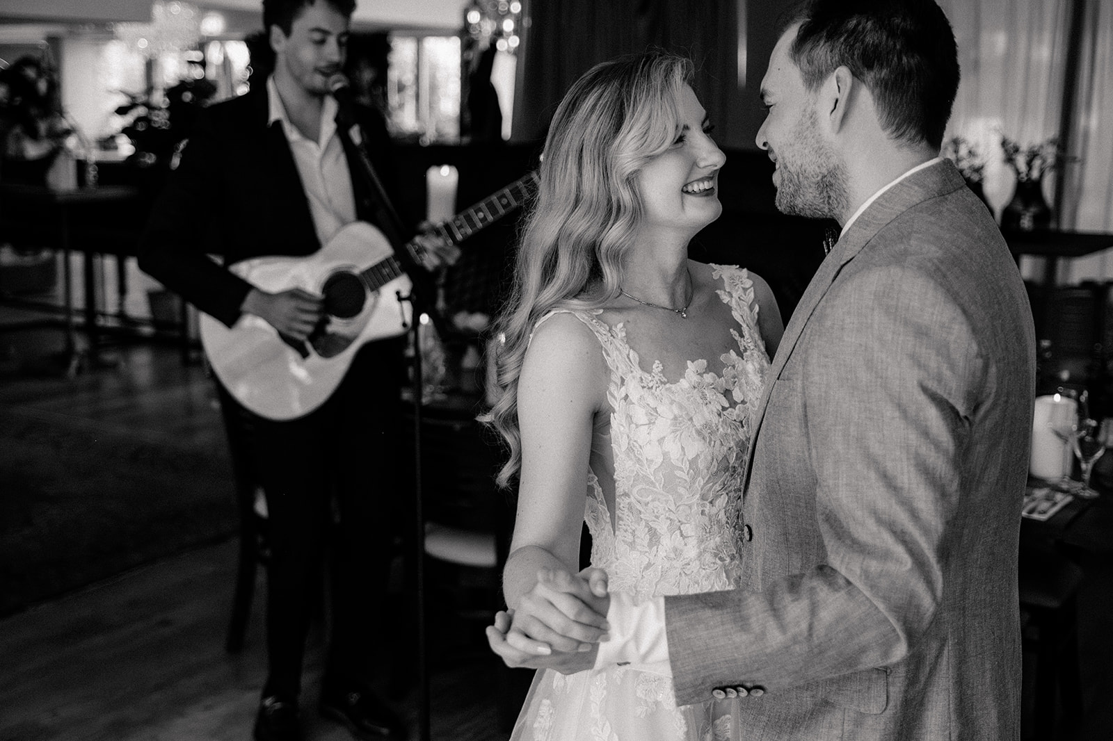 Hochzeitssänger Elias Tebroke spielt live zum Hochzeitstanz.